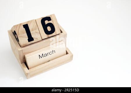 Calendrier perpétuel en bois montrant le 16th mars Banque D'Images