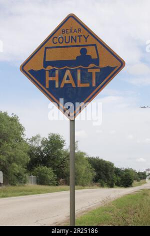 San Antonio, États-Unis. 16th mai 2023. Un panneau D'ARRÊT du comté de Bexar sur la route de Covel à San Antonio, Texas, États-Unis, sur 16 mai 2023. HALT (High Water Alert Lifesaving Technology) est un système qui utilise un capteur pour détecter la montée de l'eau. Lorsque l'eau atteint une certaine profondeur, le système avertit le conducteur. Le système envoie également des informations en temps réel à un site Web, afin que les conducteurs puissent voir quelles routes sont sûres. (Photo par Carlos Kosienski/Sipa USA) crédit: SIPA USA/Alay Live News Banque D'Images