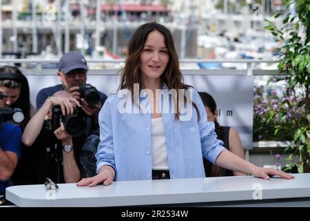 Cannes, France. 17th mai 2023. ANAIS Demoustier photographié au photocall du jury de la caméra d'Or lors du Festival International du film de Cannes 76th au Palais des Festivals de Cannes, France photo de Julie Edwards/Alay Live News Banque D'Images