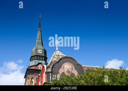 Photo de la tour de l'hôtel de ville de Subotica pendant l'après-midi. L'hôtel de ville de Subotica est situé à Subotica, dans la province de Voïvodine an Banque D'Images