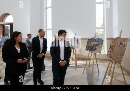 Non exclusif: BUCHA, UKRAINE - 16 MAI 2023 - membres de la délégation de la commission des affaires étrangères du Riksdag suédois, dirigée par le comité Banque D'Images