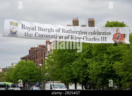 South Lanarkshire, Écosse, Royaume-Uni. 12 mai 2023 : une grande bannière pour célébrer le couronnement du roi Charles III du Royaume-Uni et de l'autre 14 Banque D'Images