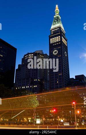 La tour de la Metropolitan Life Insurance Company et le bâtiment du Nord qui l’accompagne sont des balises à l’arrivée de Dawn au Madison Square Park de Manhattan. Banque D'Images