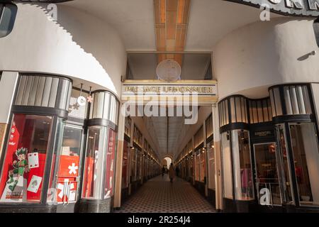 Photo du passage Lemonnier de Liège, Belgique, avec des boutiques et des boutiques dans le centre-ville de la ville. C'est un point de repère majeur de la vieille ville de Banque D'Images