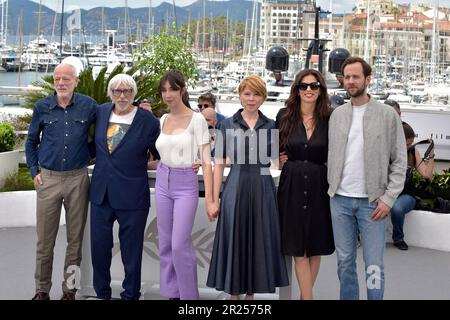 Cannes, France. 17th mai 2023. CANNES, FRANCE - MAI 17 : Pascal Greggory, Pierre Richard, Suzanne de Baecque, India Hair, Maïwenn, Benjamin Lavernhe participe à la photocall 'Jeanne du Barry' au festival annuel du film de Cannes 76th au Palais des Festivals sur 17 mai 2023 à Cannes, France. Credit: dpa/Alay Live News Banque D'Images