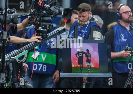 Milan, Italie. 16th mai 2023. Télévision cameramen avec une image emblématique lors du match semi-final de football de deuxième jambe de l'UEFA Champions League 2022/23 entre le FC Internazionale et l'AC Milan au stade Giuseppe Meazza. (Résultats finaux ; Inter 1 | 0 Milan). Crédit : SOPA Images Limited/Alamy Live News Banque D'Images