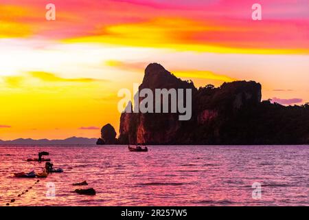 Magnifique coucher de soleil et vue panoramique sur le paradis tropical entre les rochers de calcaire impressionnants de l'île de Koh Phi Phi Don Ao Na Banque D'Images