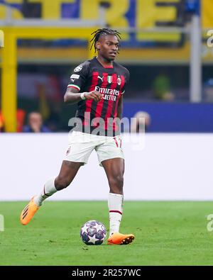 Milan, Italie. 16th mai 2023. Milan, Italie, 16 mai 2023: Rafael Leao (17 Milan) passe le ballon lors du match de football semi-fin de la Ligue des champions de l'UEFA entre l'Inter et Milan au Stadio San Siro à Milan, Italie. (Daniela Porcelli/SPP) crédit: SPP Sport presse photo. /Alamy Live News Banque D'Images