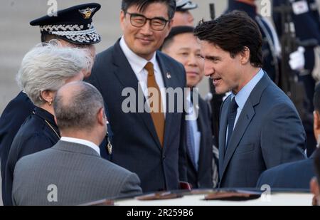 Séoul, Corée du Sud. 16th mai 2023. Le premier ministre canadien Justin Trudeau traverse une garde d'honneur alors qu'il arrive à Séoul, en Corée du Sud, mardi, à 16 mai 2023. (Photo par: Lee Young-ho/Sipa USA) crédit: SIPA USA/Alay Live News Banque D'Images