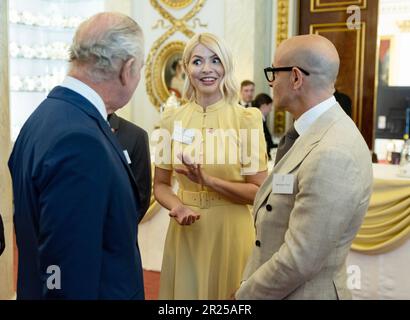 Le roi Charles III rencontre les lauréats des Prince's Trust Awards et les ambassadeurs de la célébrité de l'organisme de bienfaisance, Holly Willoughby et Stanley Tucci, lors d'une réception au Palais de Buckingham à Londres. Date de la photo: Mercredi 17 mai 2023. Banque D'Images