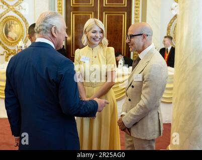 Le roi Charles III rencontre les lauréats des Prince's Trust Awards et les ambassadeurs de la célébrité de l'organisme de bienfaisance, Holly Willoughby et Stanley Tucci, lors d'une réception au Palais de Buckingham à Londres. Date de la photo: Mercredi 17 mai 2023. Banque D'Images