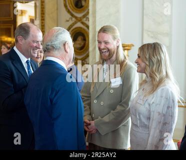 Le roi Charles III rencontre les lauréats des Prince's Trust Awards et les ambassadeurs de célébrités caritatives, Sam Ryder et la présentatrice de télévision Anna Williamson, lors d'une réception au Palais de Buckingham à Londres. Date de la photo: Mercredi 17 mai 2023. Banque D'Images