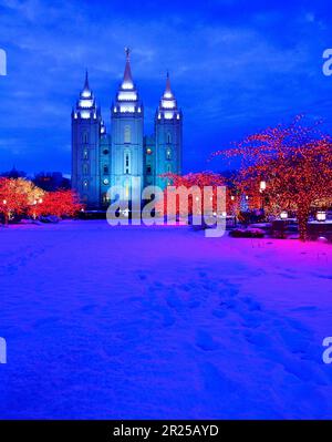 Salt Lake City Temple Square illuminations de Noël sur les arbres et les clochers Mormon Banque D'Images