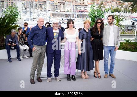 Cannes, France. 17th mai 2023. Benjamin Lavernhe, directeur Maiwenn, India Hair, Suzanne de Baecque, Pierre Richard et Pascal Greggory assistent à la séance photo « Jeanne du Barry » lors du festival annuel de Cannes 76th au Palais des Festivals sur 17 mai 2023 à Cannes, en France. (Photo de Daniele Cifala/NurPhoto) Credit: NurPhoto SRL/Alay Live News Banque D'Images