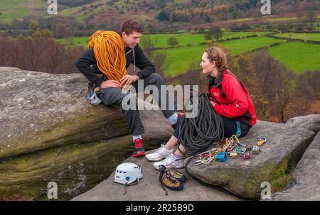 Jeune adolescent grimpeurs sur Birchen Edge dans le Peak District du Derbyshire Banque D'Images