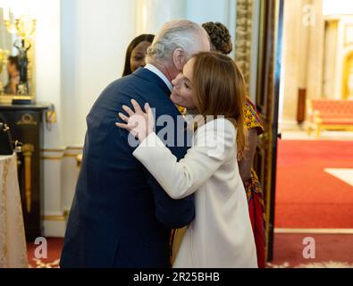 Le roi Charles III rencontre les lauréats des prix du Prince's Trust et l'ambassadeur de la célébrité de charité, Geri Horner, lors d'une réception au Palais de Buckingham à Londres. Date de la photo: Mercredi 17 mai 2023. Banque D'Images