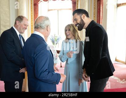 Le roi Charles III rencontre les lauréats des prix du Prince's Trust et l'ambassadeur de la célébrité de charité, Rylan Clark, lors d'une réception au Palais de Buckingham à Londres. Date de la photo: Mercredi 17 mai 2023. Banque D'Images