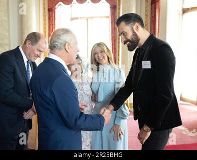 Le roi Charles III rencontre les lauréats des prix du Prince's Trust et l'ambassadeur de la célébrité de charité, Rylan Clark, lors d'une réception au Palais de Buckingham à Londres. Date de la photo: Mercredi 17 mai 2023. Banque D'Images