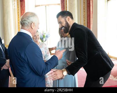 Le roi Charles III rencontre les lauréats des prix du Prince's Trust et l'ambassadeur de la célébrité de charité, Rylan Clark, lors d'une réception au Palais de Buckingham à Londres. Date de la photo: Mercredi 17 mai 2023. Banque D'Images