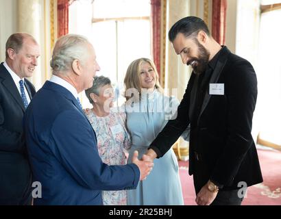 Le roi Charles III rencontre les lauréats des prix du Prince's Trust et l'ambassadeur de la célébrité de charité, Rylan Clark, lors d'une réception au Palais de Buckingham à Londres. Date de la photo: Mercredi 17 mai 2023. Banque D'Images