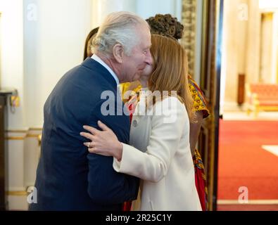 Le roi Charles III rencontre les lauréats des prix du Prince's Trust et l'ambassadeur de la célébrité de charité, Geri Horner, lors d'une réception au Palais de Buckingham à Londres. Date de la photo: Mercredi 17 mai 2023. Banque D'Images