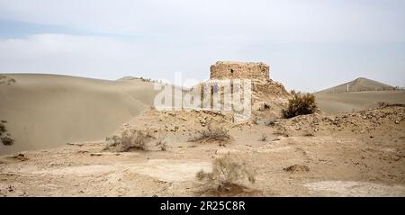 Un stupa dans le grand Taklamakan Banque D'Images