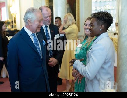 Le roi Charles III rencontre les lauréats des prix du Prince's Trust et l'ambassadeur de la célébrité de charité, Nicola Adams, lors d'une réception au Palais de Buckingham à Londres. Date de la photo: Mercredi 17 mai 2023. Banque D'Images