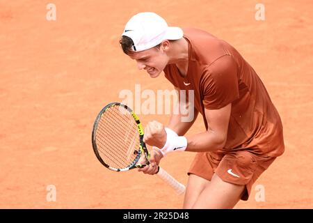 Holger Rune du Danemark célèbre après la victoire après son match contre Novak Djokovic de Serbie au tournoi de tennis Internazionali BNL d'Italia à Foro Italico à Rome, Italie sur 17 mai 2023. Banque D'Images