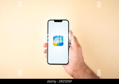 Bangal Ouest, Inde - 10 août 2022 : IOS 16 sur téléphone image de stock d'écran. Banque D'Images