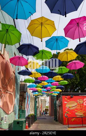 Redlands, Californie - Jalua 12, 2022: Vue générale des parasols colorés au-dessus de l'allée d'Orange Street dans le centre-ville de Redlands, Californie Banque D'Images