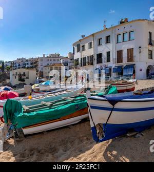 Carrer Miramar, Port Bo / Platja des Barques, bateaux de pêche *** Légende locale *** Calella de Palafrugell, , Espagne, ville, village, été, plage, Banque D'Images