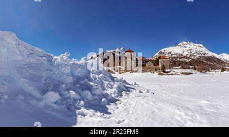 Château de Crap da Sass, Piz Polaschin, Piz Albana *** Légende locale *** Surlej, , Suisse, château, champ, pré, hiver, neige, glace, montagnes, hil Banque D'Images