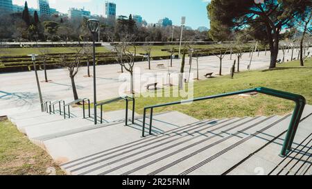 Lisbonne ; la prise de vue grand angle capture la grandeur du Parque Eduardo VII, depuis le sommet d'un escalier, présentant l'étendue de l'herbe verte, et une large wa Banque D'Images