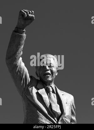 Nelson Mandela statuenoir et blanc, Centre correctionnel de Drakenstein, le Cap, Afrique du Sud. Banque D'Images