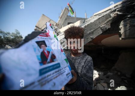 Portrait d'un garçon palestinien tenant une coupe de papaper déchirée de lui. Les enfants palestiniens participent à des activités visant à soutenir leur santé mentale près du site d'une frappe aérienne israélienne à Deir Al-Balah, dans le centre de la bande de Gaza. Cela fait suite aux récents combats entre le groupe militant du Jihad islamique et Israël à Gaza. Palestine. Banque D'Images