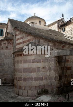 Monténégro - une ancienne église en pierre dans la vieille ville de Kotor Banque D'Images