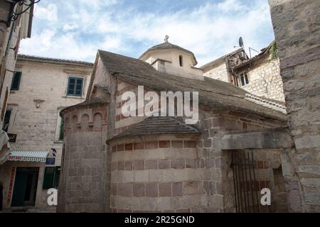 Monténégro - une ancienne église en pierre dans la vieille ville de Kotor Banque D'Images