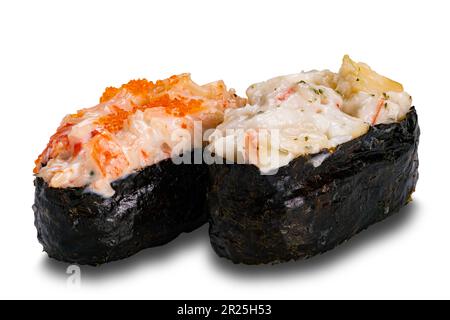 Vue en gros plan de deux gunkan surimi mayo sushi avec et sans oeufs de poisson isolés sur fond blanc avec chemin de coupure. Banque D'Images