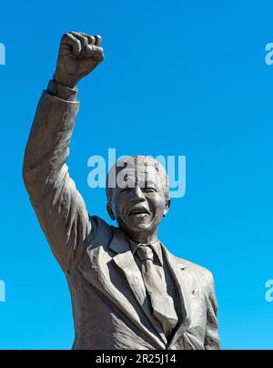 Statue de Nelson Mandela, Centre correctionnel de Drakenstein, le Cap, Afrique du Sud. Banque D'Images