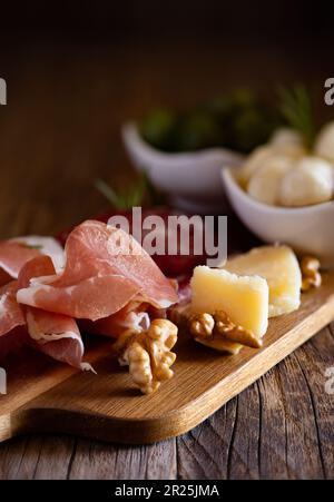 Plat typique d'antipasti italiens avec charcuterie et fromages Banque D'Images