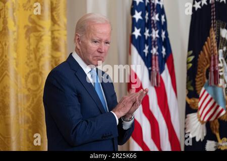 Washington, Vereinigte Staaten. 17th mai 2023. Le président des États-Unis, Joe Biden, honore les récipiendaires de la Médaille de la vaillance 2021-2022 à la Maison Blanche à Washington, DC, 17 mai 2023. Credit: Chris Kleponis/CNP/dpa/Alay Live News Banque D'Images