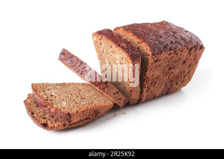 Tranches de miche de pain de seigle isolé sur fond blanc Banque D'Images