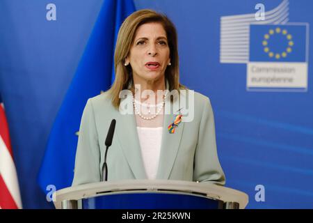 Bruxelles, Belgique. 17th mai 2023. stella Kyriakides, commissaire européenne à la Santé, et Xavier Becerra, Secrétaire américain à la Santé et aux Services humains, parlent de 17 mai 2023 lors d'une conférence de presse au siège de l'UE à Bruxelles, en Belgique. Crédit: ALEXANDROS MICHAILIDIS/Alamy Live News Banque D'Images