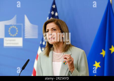 Bruxelles, Belgique. 17th mai 2023. stella Kyriakides, commissaire européenne à la Santé, et Xavier Becerra, Secrétaire américain à la Santé et aux Services humains, parlent de 17 mai 2023 lors d'une conférence de presse au siège de l'UE à Bruxelles, en Belgique. Crédit: ALEXANDROS MICHAILIDIS/Alamy Live News Banque D'Images