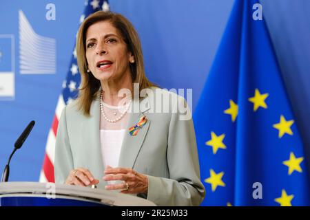 Bruxelles, Belgique. 17th mai 2023. stella Kyriakides, commissaire européenne à la Santé, et Xavier Becerra, Secrétaire américain à la Santé et aux Services humains, parlent de 17 mai 2023 lors d'une conférence de presse au siège de l'UE à Bruxelles, en Belgique. Crédit: ALEXANDROS MICHAILIDIS/Alamy Live News Banque D'Images