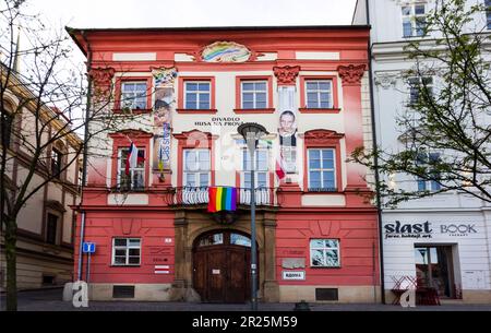 BRNO, RÉPUBLIQUE TCHÈQUE - 2023 MAI : - colonne de la Sainte Trinité et théâtre Hus, Divadlo husa na provazku, à la place du marché des choux, Zelny trh, à Brno. L'ba Banque D'Images