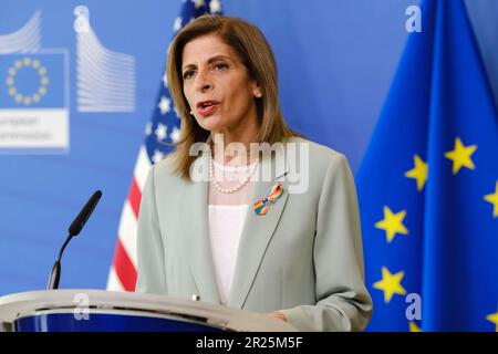 Bruxelles, Belgique. 17th mai 2023. stella Kyriakides, commissaire européenne à la Santé, et Xavier Becerra, Secrétaire américain à la Santé et aux Services humains, parlent de 17 mai 2023 lors d'une conférence de presse au siège de l'UE à Bruxelles, en Belgique. Crédit: ALEXANDROS MICHAILIDIS/Alamy Live News Banque D'Images