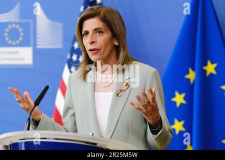 Bruxelles, Belgique. 17th mai 2023. stella Kyriakides, commissaire européenne à la Santé, et Xavier Becerra, Secrétaire américain à la Santé et aux Services humains, parlent de 17 mai 2023 lors d'une conférence de presse au siège de l'UE à Bruxelles, en Belgique. Crédit: ALEXANDROS MICHAILIDIS/Alamy Live News Banque D'Images