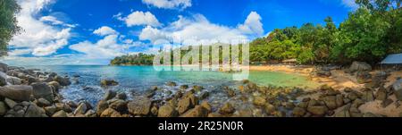 Photo de la plage de Laem Sing sur l'île thaïlandaise de Phuket photographiée pendant la journée dans le ciel bleu et le soleil en novembre 2013 Banque D'Images