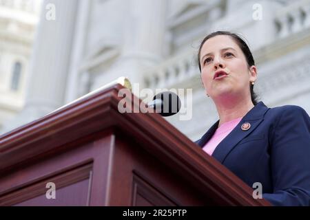 Washington, États-Unis. 17th mai 2022. Elise Stefanik, Représentante de New York, parle lors d'une conférence de presse avec d'autres républicains du Congrès lors d'une conférence de presse bicamérale sur le plafond de la dette sur la terrasse Upper West des États-Unis Capitole à Washington, DC mercredi, 17 mai 2023. Photo de Bonnie Cash/UPI Credit: UPI/Alay Live News Banque D'Images